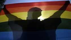 In Österreich wurden fast neun von zehn queeren Menschen in den vergangenen Jahren diskriminiert (Symbolbild). (Bild: AFP)