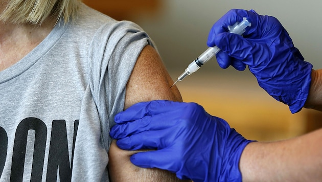 Derzeit ist die 4. Impfung nur für Ältere und Risikopatienten empfohlen. (Bild: AP)
