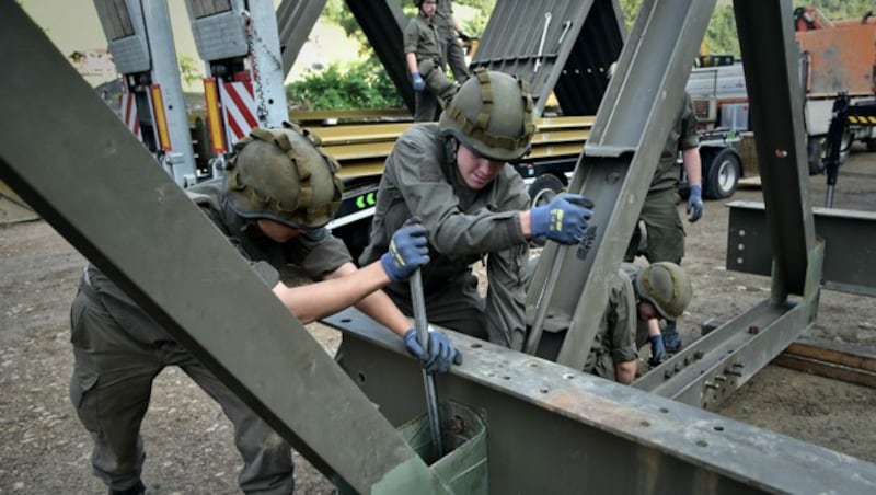 25 Pioniere, speziell auf die Beseitigung der Folgen von Elementarereignissen ausgebildet, stehen in Kelchsau im Einsatz. (Bild: Bundesheer, Martin Hörl)