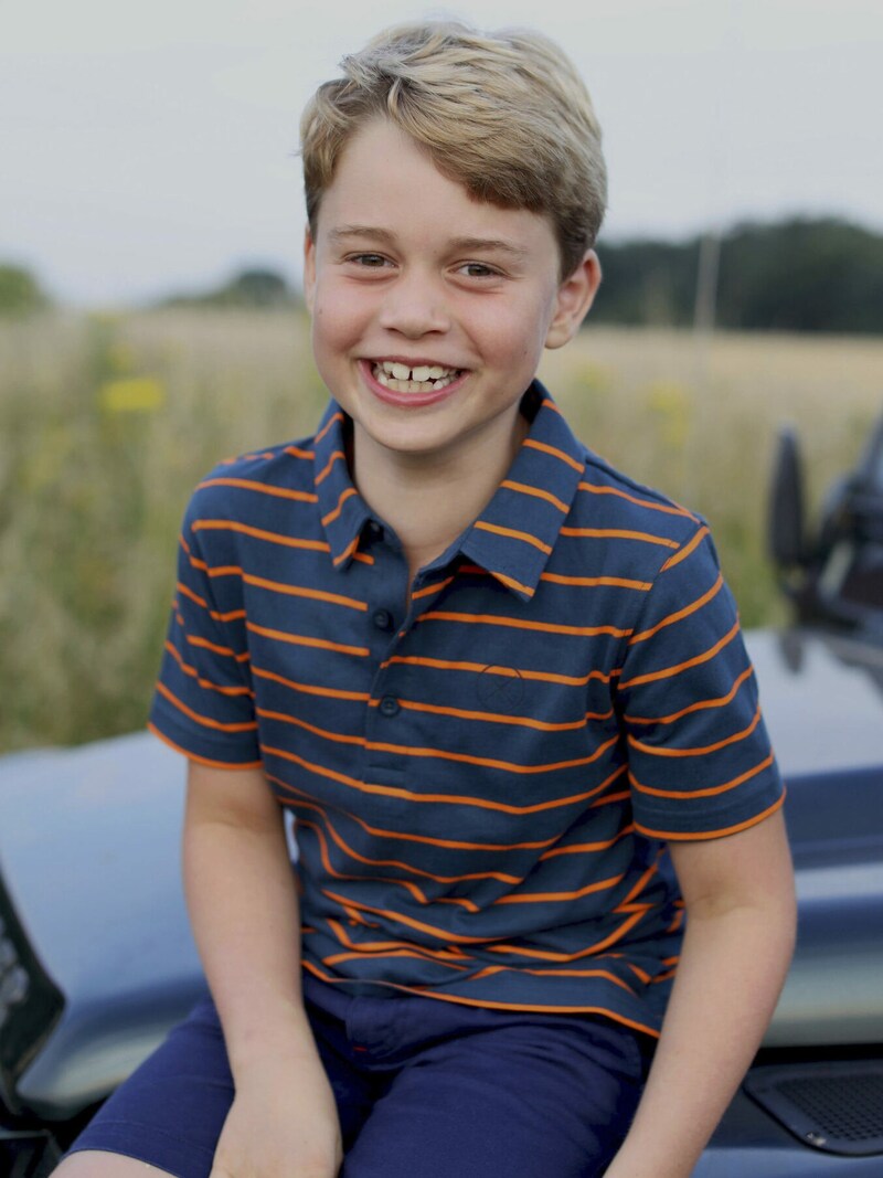 Prinz George sitzt auf dem offiziellen Foto zu seinem 8. Geburtstag auf der Motorhaube eines Land Rover Defender. (Bild: The Duchess of Cambridge/Kensington Palace via AP)