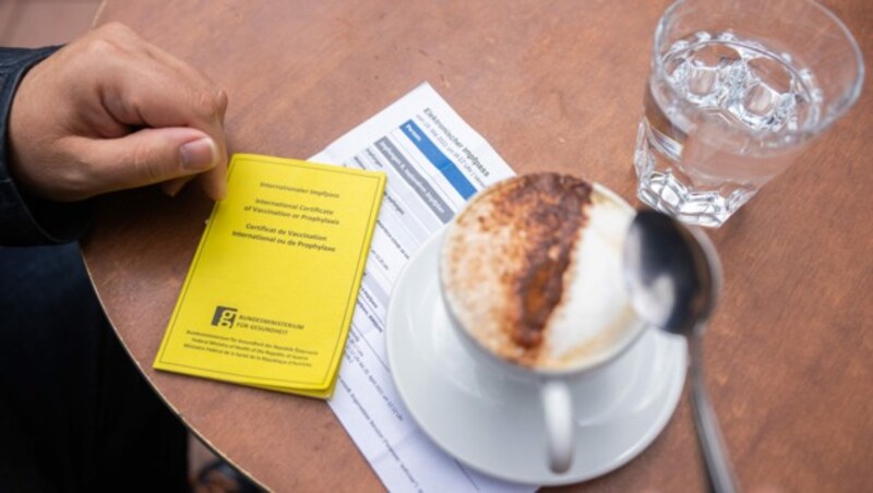 Nur mehr geimpft ins Kaffeehaus? Der WKÖ-Obmann für die Gastronomie will über eine generelle Impfplicht „diskutieren“. (Bild: APA/Georg Hochmuth)