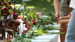 Vor der Kathedrale legten Menschen Rosen zum Zeichen des Gedenkens nieder. (Bild: APA/AFP/NTB/Beate Oma Dahle)