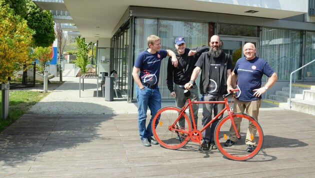 Das Team der "FahrradFreundeFloridsdorf" freut sich über den Erfolg ihres Projekts und hofft weiter auf Sach- und Geldspenden. (Bild: Heilsarmee Österreich)