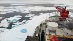 In Grönland werden künftig nur noch Forschungsschiffe - wie hier die Polarstern - durchs Eis brechen. Nach Öl wird nun nicht mehr gesucht. (Bild: AP/Universität Kiel/Felix Linhardt)