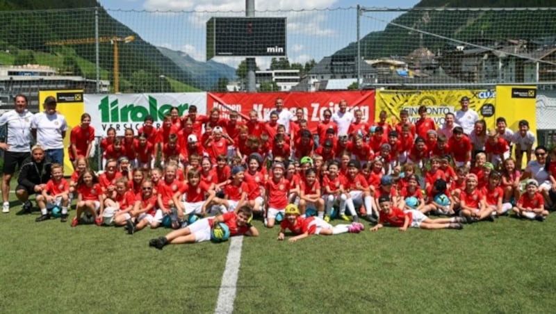 96 fußball- und sportbegeisterte Kinder mit Andi Schiener, Didi Constantini und dem Rest des Trainer- und Betreuerteams. (Bild: LIEBL Daniel | zeitungsfoto.at)