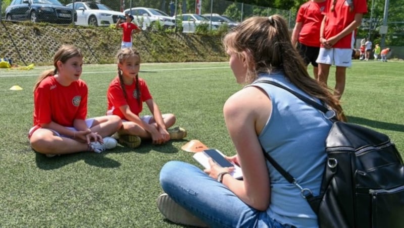 Theresia (li.) und Romy zeigen sich im Gespräch mit „Tiroler Krone“-Redakteurin Nicole Greiderer begeistert vom Camp. (Bild: LIEBL Daniel | zeitungsfoto.at)