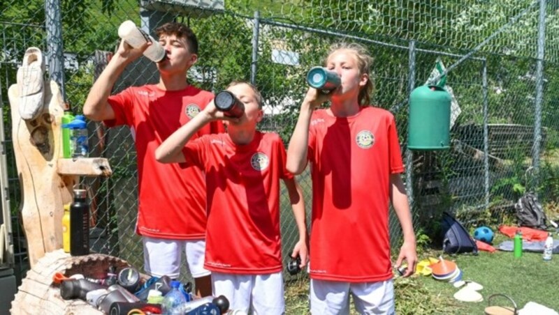 Bei traumhaftem Sommerwetter darf regelmäßiges Trinken nicht fehlen. Gut, dass der Brunnen alle Flaschen kühl hält. (Bild: LIEBL Daniel | zeitungsfoto.at)