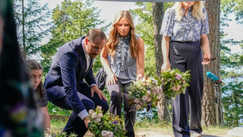 Kronprinz Haakon, Prinzessin Ingrid Alexandra legen auf der Insel Utöya Blumen für die Opfer des 22. Juli 2011 nieder. (Bild: Photo by Torstein Bøe / NTB / AFP)