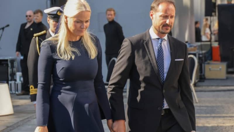 Kronprinz Haakon hält die Hand seiner Frau Mette Marit ganz fest bei ihrer Ankunft zur Gedenkfeier für die Opfer des 22. Juli 2011 im Regierungsviertel von Oslo. (Bild: APA/Photo by Geir Olsen / NTB / AFP)