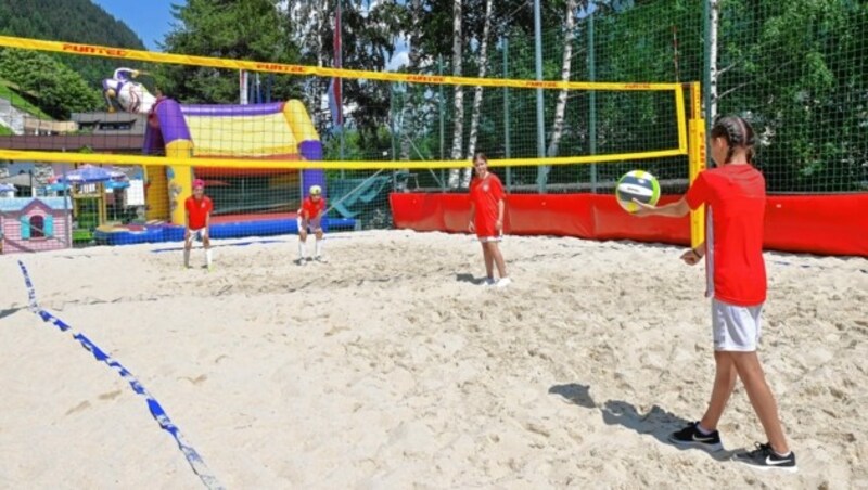 Auch Beachvolleyball steht für die Teilnehmer des Sport-Camps am Programm. (Bild: LIEBL Daniel/zeitungsfoto.at)