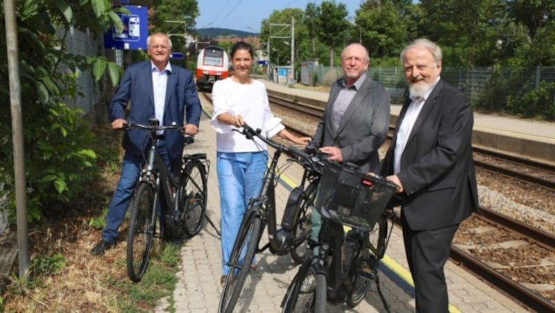 Von links: Gerhard Heilingbrunner, Juliane Pamme und Peter Ullrich (beide ÖBB) sowie Gerhard Schmid (SPÖ) vor Ort. (Bild: Christian A.Pichler)