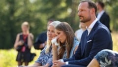 Prinzessin Ingrid Alexander wischt sich bei der Gedenkfeier in Utöya die Tränen aus dem Gesicht. (Bild: APA/Photo by Beate Oma Dahle/NTB/AFP)