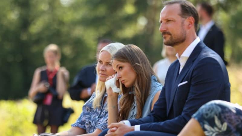 Prinzessin Ingrid Alexander wischt sich bei der Gedenkfeier in Utöya die Tränen aus dem Gesicht. (Bild: APA/Photo by Beate Oma Dahle/NTB/AFP)