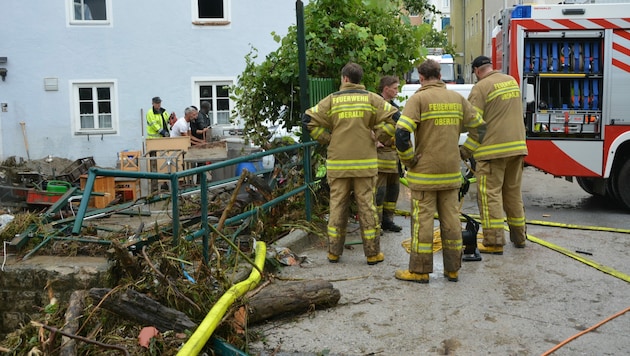 Beim Hochwasser in Hallein trat der Kothbach über die Ufer. Nun ist ein Streit über den ungenügenden Hochwasserschutz ausgebrochen. (Bild: APA/FF HALLEIN)