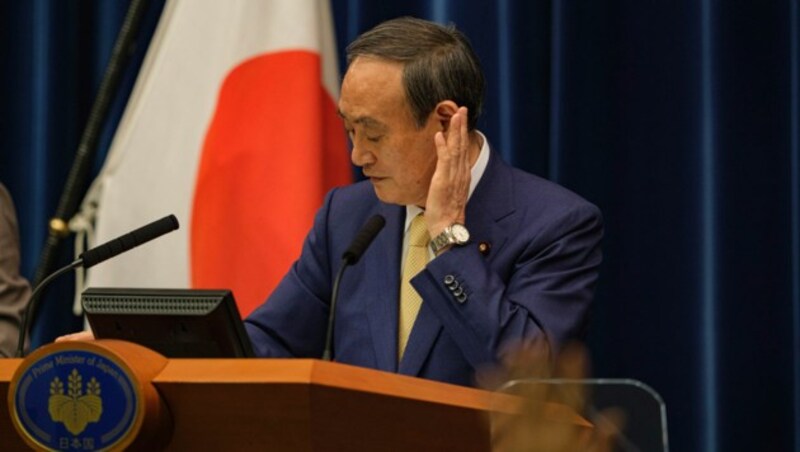 Japans Premierminister Yoshihide Suga warf das Handtuch (Bild: AP)