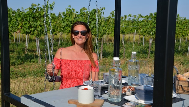 Sonja Frischmann bietet ihren Gästen Genuss-Zeit im Weingarten (Bild: Charlotte Titz)