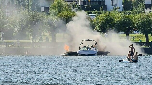 Das Motorboot explodierte am Traunsee. (Bild: APA/LAUMAT.AT)