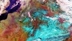 Ein Farbkompositbild, das zur Unterscheidung zwischen Wasserwolken (rosa) und Eiswolken bzw. Schnee (blau) genutzt wird. (Bild: APA/dpa/dpaweb/Deutscher Wetterdienst/A9999 Db)