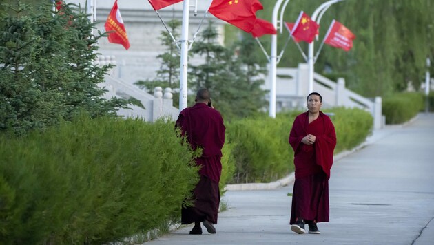 Mönche eines buddhistischen Klosters in Lhasa (Bild: AP Photo/Mark Schiefelbein, File)