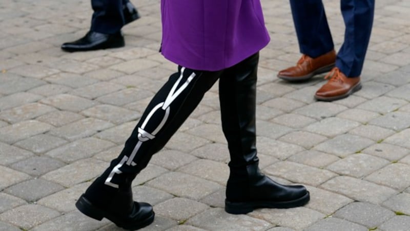 Jill Biden trug beim Wahlkampf Weitzman-Stiefel mit dem Wort „Vote“ („Wählt“). (Bild: Patrick Semansky / AP / picturedesk.com)