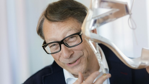 Schuhdesigner Stuart Weitzman mit seinem Lieblingsmodell eines Highheels. (Bild: Andreas Müller / Visum / picturedesk.com)