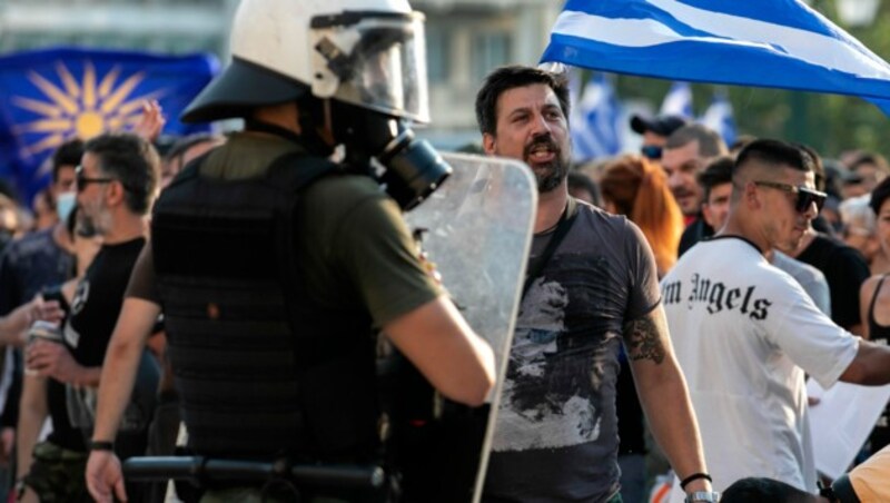 Auch in der griechischen Hauptstadt Athen kam es zu Demonstrationen von Impfgegner, die sich speziell gegen eine Impfpflicht aussprachen. (Bild: AP)