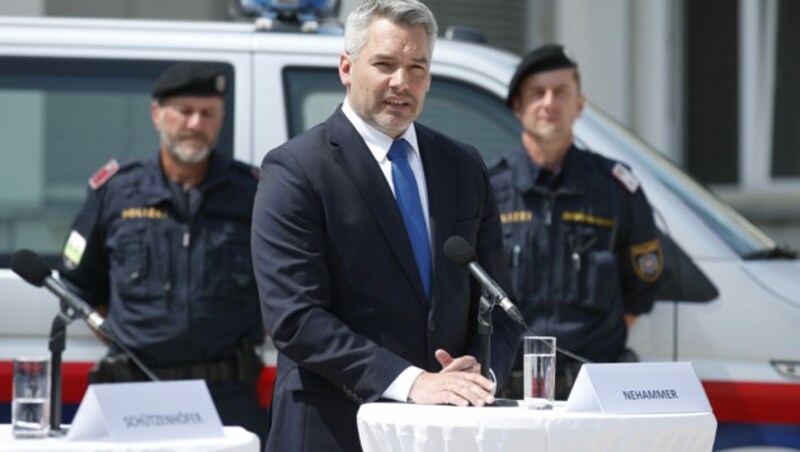 Innenminister Karl Nehammer (ÖVP) hat die neue Truppe der „Schnellen Reaktionskräfte“ (SRK) am Freitag in Graz vorgestellt. (Bild: APA/ERWIN SCHERIAU)