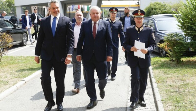 Innenminister Karl Nehammer (ÖVP), der Landeshauptmann der Steiermark, Hermann Schützenhöfer (ÖVP), und Gerald Ortner (Landespolizeidirektor Steiermark) (Bild: APA/ERWIN SCHERIAU)