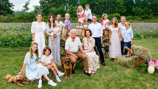 Großeltern, Eltern, Kinder, Hunde: Die ganze schwedische Königsfamilie auf einem Bild. Das gab es seit 2017 nicht mehr! (Bild: Foto: Jonas Ekströmer, Kungl. Hovstaterna)