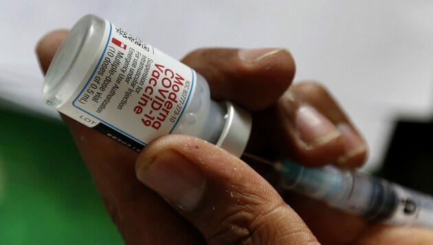 Der Impfstoff ist bei Erwachsenen und Jugendlichen gleich wirksam, zeigte eine Studie. (Bild: AP)