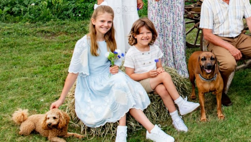 Prinzessin Estelle mit Pudel Rio und Prinz Alexander (Bild: Foto: Jonas Ekströmer, Kungl. Hovstaterna)