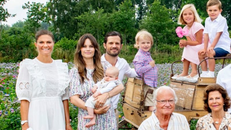 Hinten: Kronprinzessin Victoria, Prinzessin Sofia mit Baby-Prinz Julian, Prinz Carl Philip, Prinz Gabriel, Prinzessin Leonore und Prinz Oscar. Vorne: König Carl Gustaf und Königin Silvia (Bild: Foto: Jonas Ekströmer, Kungl. Hovstaterna)