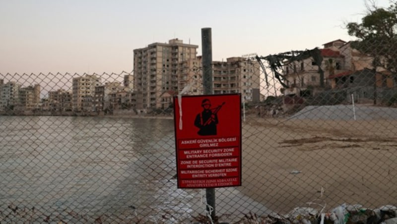 Varosha - einst ein luxuriöses Stadtviertel für Promis - ist jetzt eine militärisch abgesperrte Geisterstadt. (Bild: APA/AFP/Christina ASSI)