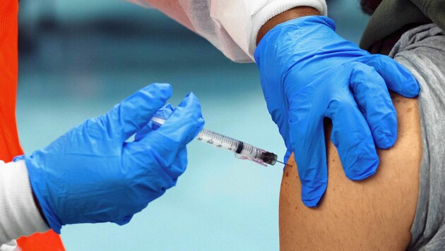 36 Menschen ließen sich am Pichlingersee impfen (Bild: AFP/Kena Betancur)