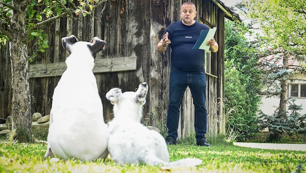 Entertainer Wolf Gruber beim Lernen des neuen Programms vor Probepublikum (Bild: Alexander Schwarzl)