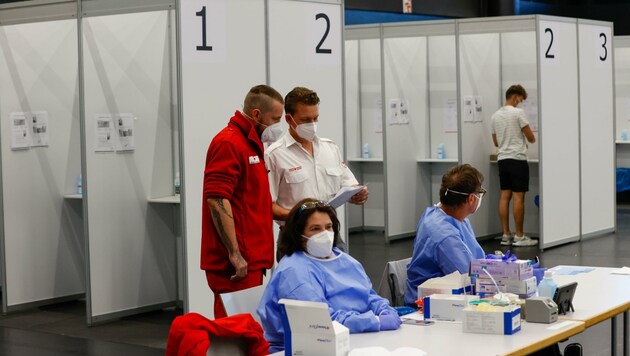 In den Teststraßen (hier im Messezentrum in der Stadt Salzburg) kann man sich neben den Antigen-Tests seit Freitag auch per PCR-Test kostenlos testen lassen. (Bild: Tschepp Markus)