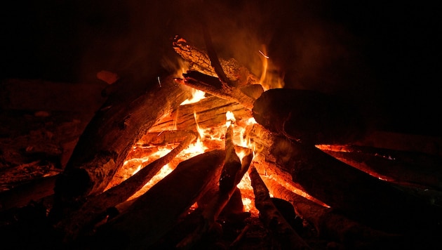 The cozy campfire turned into a night of horror for six excursion guests. (symbolic picture) (Bild: zoom.tirol)