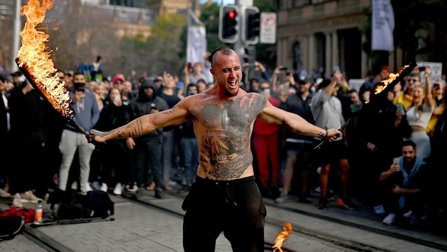 In der australischen Metropole Sydney ist es bei Protesten gegen den Corona-Lockdown zu Zusammenstößen mit der Polizei gekommen. (Bild: AFP)