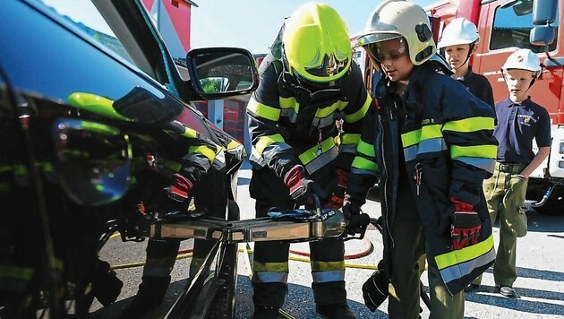 Beim Zerschneiden des Unfallfahrzeuges mit dem hydraulischen Rettungsgerät waren die jungen Feuerwehrmänner eifrig dabei. (Bild: CHRISTIAN IRRASCH)