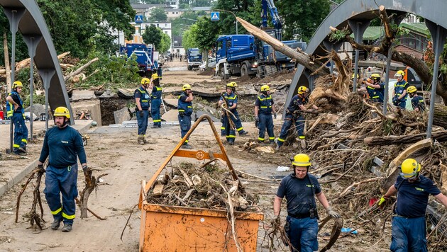Mitarbeiter des Technischen Hilfswerkes bei Aufräumarbeiten in Bad Neuenahr (Bild: APA/AFP/THW/Handout, Max Moelkner)