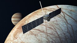 Künstlerische Illustration: Die Raumsonde „Europa Clipper“ im Orbit um den Jupitermond Europa (Bild: NASA/JPL-Caltech)