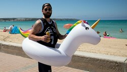 Ob mit oder ohne Einhorn - Oberbekleidung ist abseits des Strandes auf Mallorca ab sofort Pflicht. (Bild: AFP)