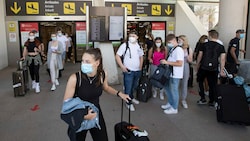 Wer etwa aus Mallorca kommt, muss künftig einen PCR-Test am Flughafen machen. (Bild: AFP)