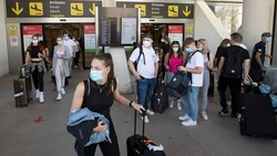 Wer etwa aus Mallorca kommt, muss künftig einen PCR-Test am Flughafen machen. (Bild: AFP)
