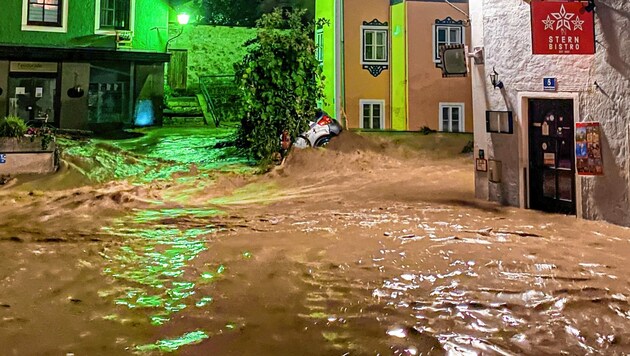 Hallein im Ausnahmezustand: Die halbe Innenstadt wurde vor einer Woche überflutet. (Bild: Markus Tschepp)