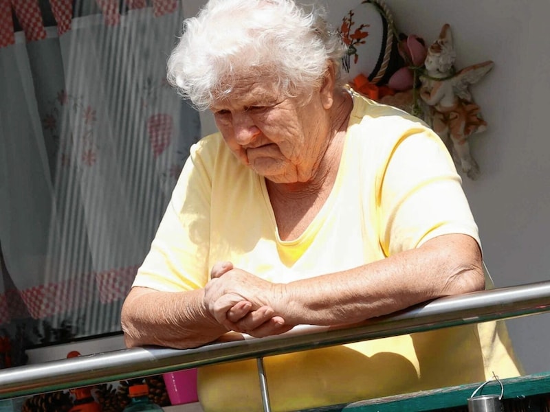 Weinend blickt die Rentnerin auf ihren verwüsteten Garten. Zum dritten Mal wurde sie Opfer einer Flut. (Bild: Markus Tschepp)