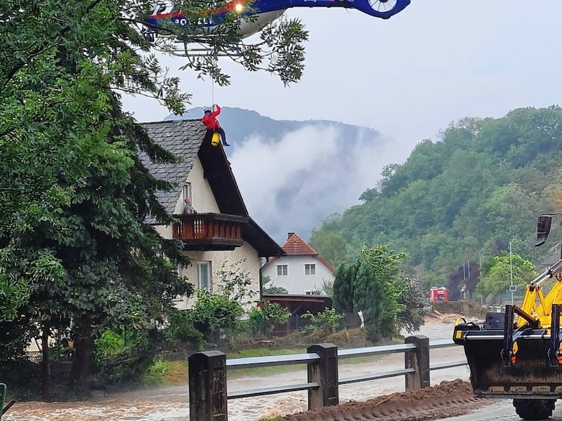 Die Hagels und ihr Enkel wurden aus der Luft geborgen. (Bild: Flugpolizei)