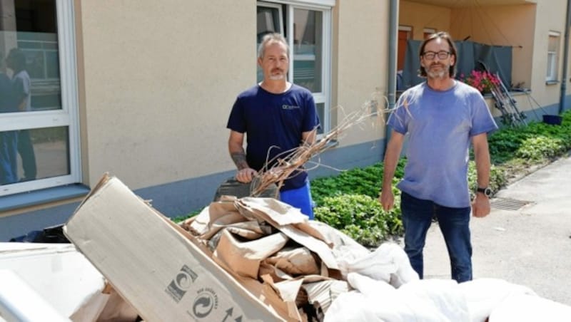 Otwin Poick und Ingo Holba vor ihrer Wohnhausanlage (Bild: Markus Tschepp)