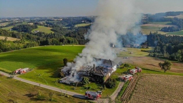 Der abgelegene Hof brannte fast völlig ab, der Wohntrakt ist behördlich gesperrt. (Bild: Pressestelle BFK UU | Prokesch Ph.)
