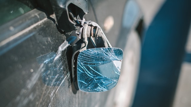Zahlreiche Seitenspiegel von geparkten Autos wurden zerstört. (Bild: ©A. Aleksandravicius - stock.adobe.com)